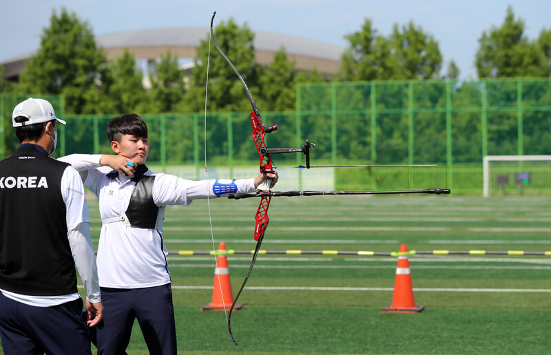 양궁 국가대표 김제덕이 15일 광주 서구 월드컵경기장 축구센터에서 열린 공개훈련에서 연습하고 있다. 광주/연합뉴스