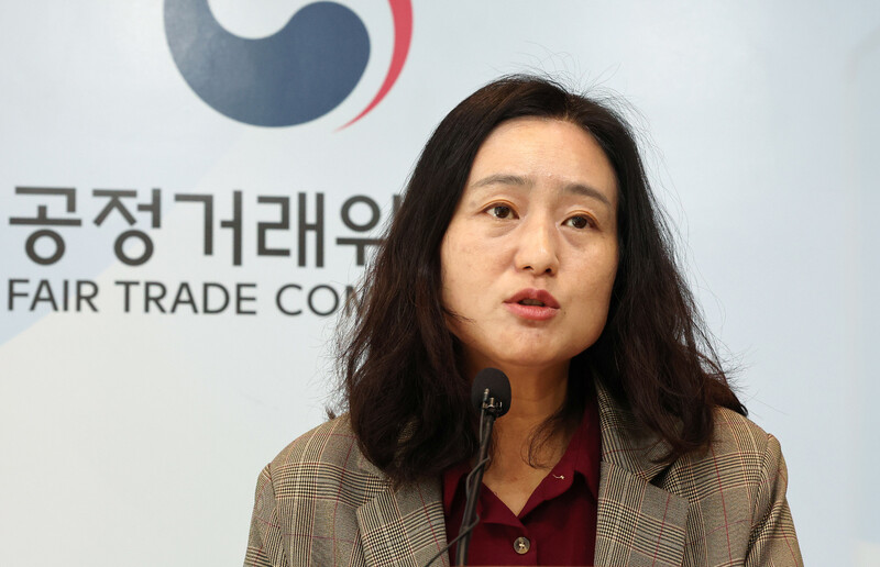 민혜영 공정거래위원회 기업집단정책과장이 2일 오전 정부세종청사에서 2022년 상호출자제한기업집단의 채무보증 및 금융·보험사 의결권 행사 현황 등 분석 공개한 내용을 설명하고 있다. 연합뉴스