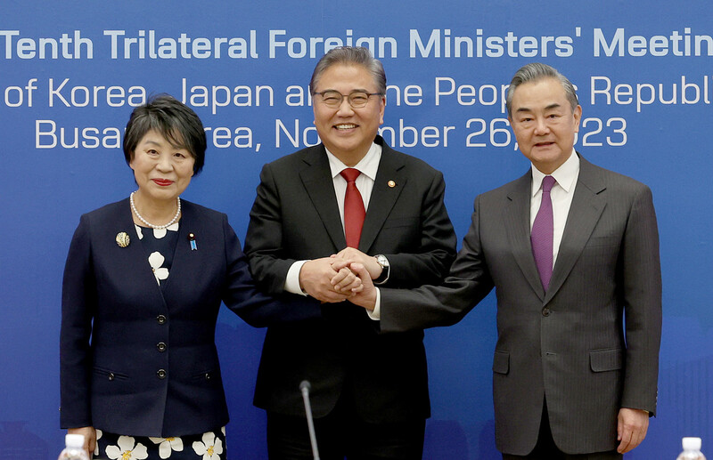 박진 외교부 장관(가운데)과 가미카와 요코 일본 외무상(왼쪽), 왕이 중국 외교부장이 26일 오후 부산 해운대구 누리마루아펙(APEC)하우스에서 열린 한·중·일 외교장관 회의를 하기에 앞서 손을 맞잡은 채 기념사진을 찍고 있다. 이번 회의가 열린 것은 2019년 8월 이후 4년3개월여 만이다. 김정효 기자 hyopd@hani.co.kr