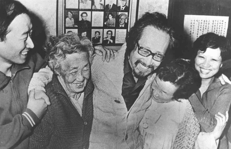 1979년 12월 두번째 출소 뒤 서울 수유동 자택에서 어머니(왼쪽 둘째) 등과 함께 기뻐하는 문 목사(가운데). 통일의집 제공