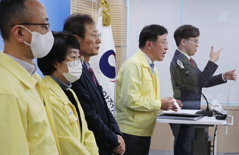 이동희 식품의약품안전평가원장(오른쪽 두번째)과 오일환 중앙약사심의위원회 위원장(왼쪽 세번째) 등 배석자들이 5일 오전 충북 청주시 식품의약품안전처에서 열린 아스트라제네카의 코로나19 백신 중앙약사심의위원회 자문 회의 결과 발표를 마친 뒤 취재진의 질문에 답변하고 있다.