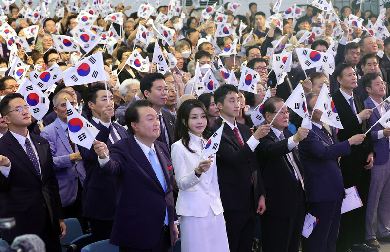 윤석열 대통령 부부가 지난달 15일 오전 서울 서대문구 이화여대 대강당에서 열린 제78주년 광복절 경축식에서 만세 삼창을 마친 뒤 태극기를 흔들고 있다. 대통령실사진기자단