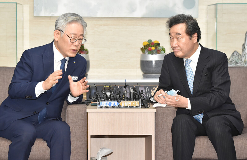 이재명 경기도지사와 이낙연 더불어민주당 대표가 지난 7월 경기도청에서 만나 간담회를 갖고 있다. 연합뉴스