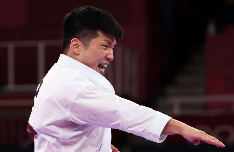 박희준이 6일 일본 도쿄 일본무도관에서 열린 도쿄올림픽 가라테 남자 가타 순위 결정전에서 연기하고 있다. 도쿄/연합뉴스