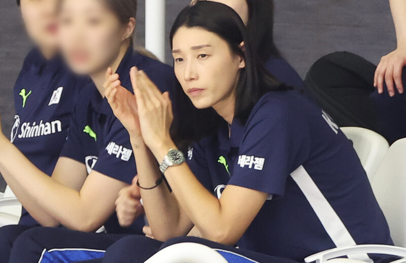 한국 여자배구 대표팀 어드바이저 김연경이 27일 경기도 수원 서수원칠보체육관에서 열린 2023 발리볼네이션스리그(VNL) 불가리아전을 지켜보고 있다. 연합뉴스