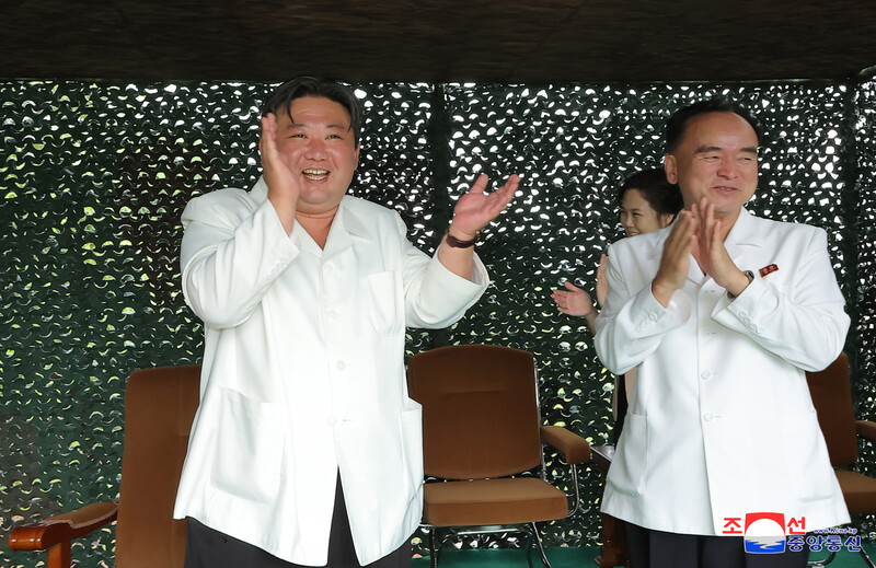 지난 12일 김정은 북한 국무위원장이 신형 고체연료 대륙간탄도미사일(ICBM) ‘화성-18형’의 시험발사를 현지지도하고 있다. 연합뉴스