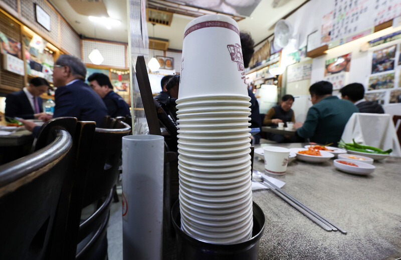 정부가 식당 종이컵 사용 금지 조치 철회를 발표한 7일 서울 시내 한 식당에 종이컵이 쌓여있다. 환경부는 식당, 카페 등 식품접객업과 집단급식소에서 일회용 종이컵 사용 금지 조처를 철회한다고 이날 발표했다. 연합뉴스