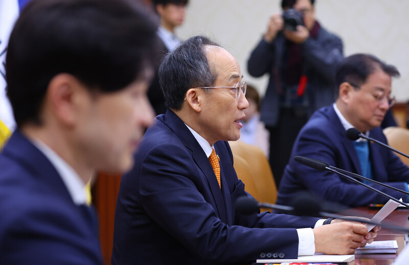 추경호 부총리 겸 기획재정부 장관이 27일 오전 정부서울청사에서 열린 비상경제장관회의 겸 수출투자대책회의에서 발언하고 있다. 연합뉴스