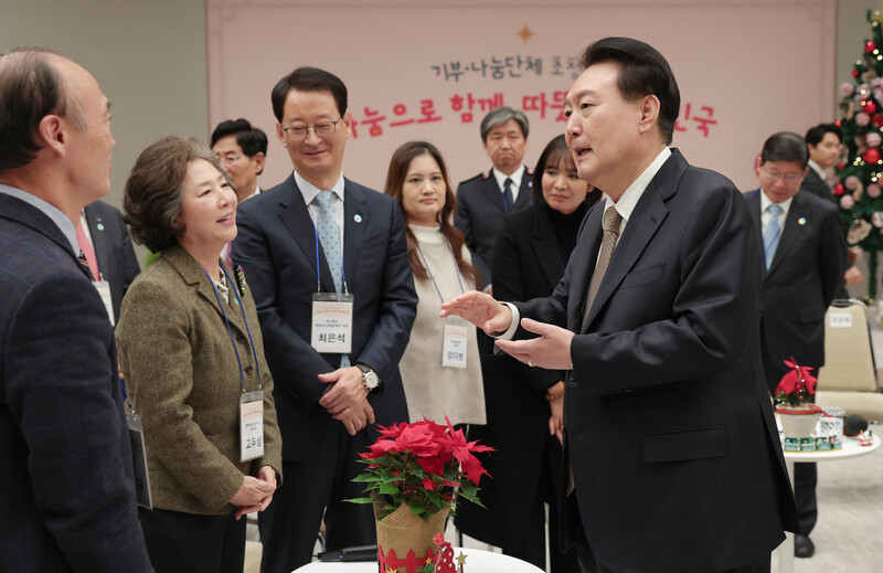 윤석열 대통령이 4일 서울 용산 대통령실에서 열린 기부 나눔 단체 초청 행사 ‘나눔으로 함께, 따뜻한 대한민국’에서 참석자들과 대화하고 있다. 대통령실 제공