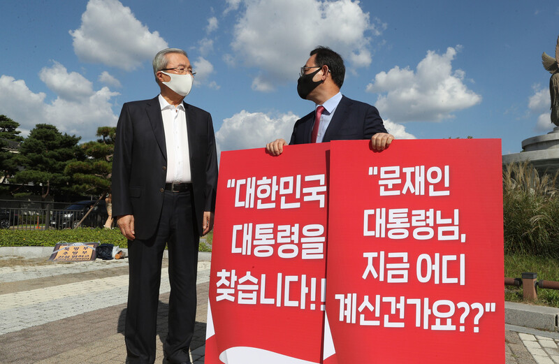 국민의힘 김종인 비대위원장(왼쪽)이 지난 27일 오후 청와대 분수대 앞에서 북한의 해수부 공무원 피격 사망사건 진상조사 요구 1인 시위에 나선 주호영 원내대표를 만나고 있다. 연합뉴스