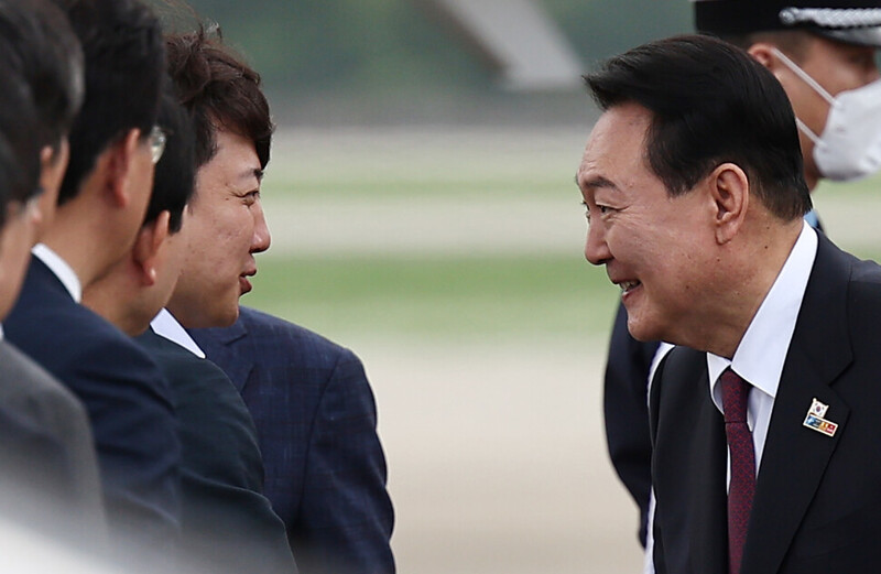 이준석 대표가 1일 서울공항에서 윤석열 대통령과 인사하고 있다. 연합뉴스