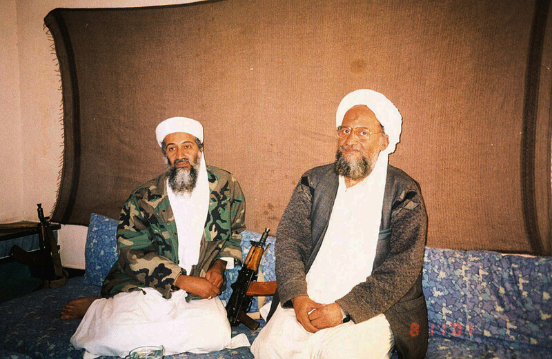 9·11 테러 발생 약 두달 뒤인 2001년 11월 초 알카에다 당시 수장 오사마 빈라덴(왼쪽)과 아이만 알자와히리(오른쪽)가 파키스탄 언론인 하미드 미르와 인터뷰를 하고 있다. 로이터 연합뉴스