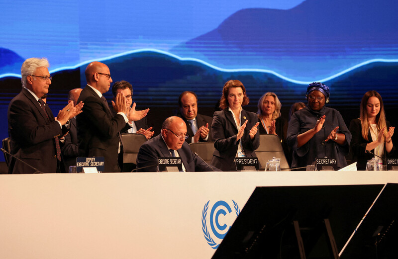 지난 20일(현지시각) 이집트 샤름엘셰이크에서 열린 제27차 유엔기후변화협약 당사국총회(COP27)에서 사마흐 슈크리 총회 의장이 합의문을 발표하자 각국 대표들이 박수를 치고 있다. 로이터 연합뉴스