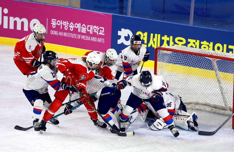 골리 허은비가 4월 열린 국제아이스하키연맹 세계대회 디비전1 그룹B(3부 리그) 폴란드와 경기에서 필사적으로 퍽을 막고 있다. 대한아이스하키협회 제공