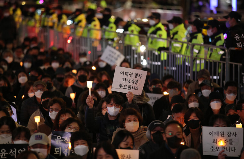 촛불행동 회원과 시민들이 5일 오후 서울지하철 시청역 앞에서 열린 이태원 참사 희생자 추모촛불집회에서 촛불을 들고 희생자들을 추모하고 있다. 신소영 기자 viator@hani.co.kr