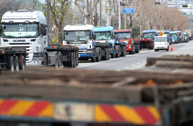 화물연대 파업이 이어지는 5일 경북 포항시의 한 도로 갓길에 화물차들이 줄지어 서 있다. 연합뉴스