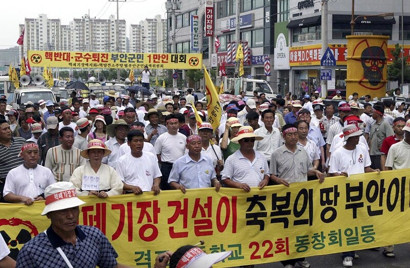 산업자원부에서 원전수거물 관리시설 터로 전북 부안군 위도를 확정해 발표한 2003년 7월24일 오후 부안 현지 주민들이 ‘반민주적 핵폐기장 최종확정 원천무효 대회’를 연 뒤 군청 앞까지 거리행진을 벌이고 있다. 강창광 선임기자 chang@hani.co.kr