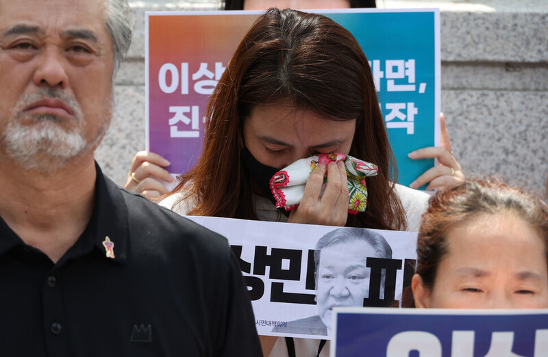 헌법재판소가 이상민 행정안전부 장관에 대한 국회의 탄핵심판 청구를 기각한 지난달 25일 오후 서울 종로구 헌법재판소 앞에서 10·29 이태원 참사 유가족협의회, 시민대책회의 관계자들이 입장을 밝히는 도중 한 참가자가 눈물을 흘리고 있다. 공동취재사진