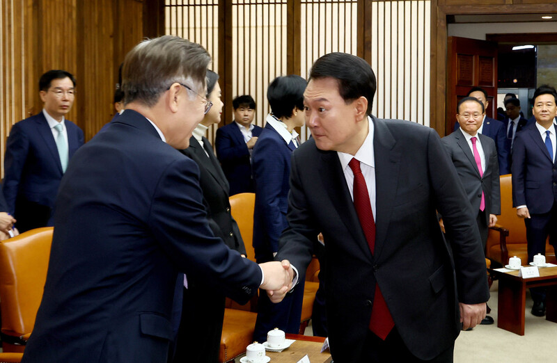 2024년도 예산안 및 기금운용계획안 대통령 시정연설을 위해 국회를 찾은 윤석열 대통령이 지난달 31일 국회 의장실에서 열린 국회 의장단, 여야대표, 5부 요인과의 사전 환담에서 더불어민주당 이재명 대표와 인사하고 있다. 연합뉴스