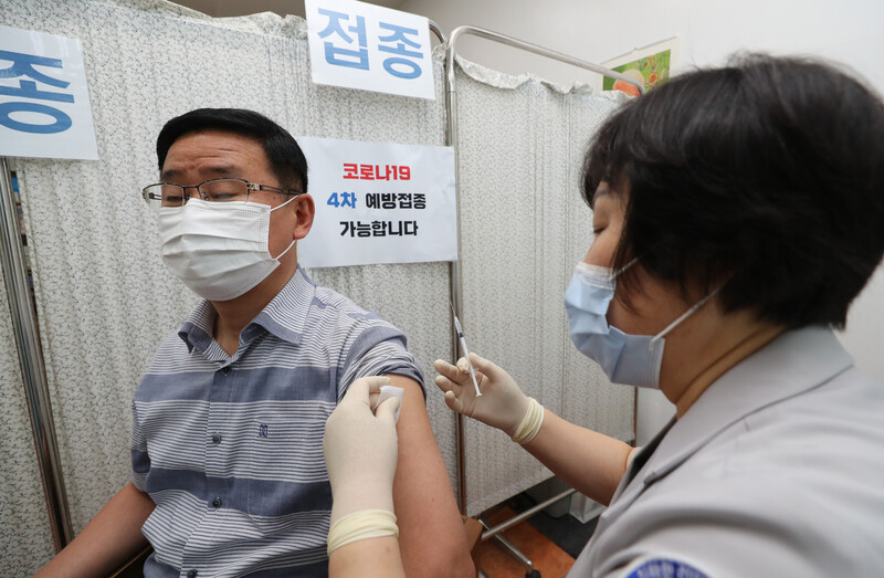 50대 연령층에 대한 코로나19 4차 백신 접종이 시작된 18일 오전 광주 북구 중흥동의 한 병원에서 50대 북구청 공무원이 백신 접종을 받고 있다. 연합뉴스