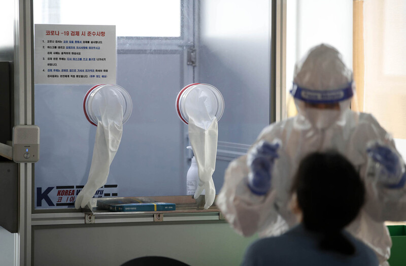 27일 오후 광주 북구선별진료소에서 의료진이 코로나19 검체를 채취하고 있다. 연합뉴스