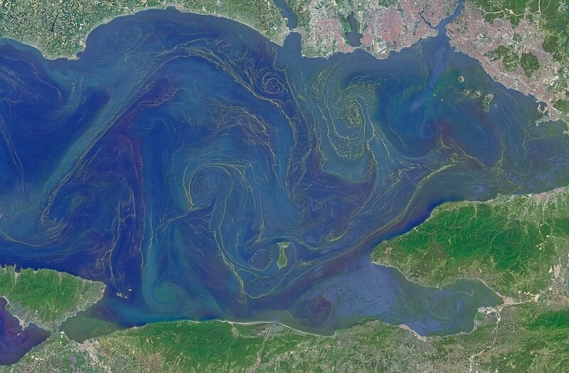 흑해와 에게해 사이에 있는 터키 마르마라해의 식물플랑크톤이 만들어낸 ‘바다콧물’. 나사 제공