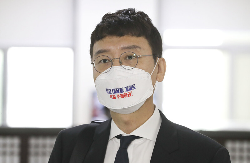 김웅 국민의힘 의원이 지난 8일 오전 서울 국회에서 열린 환경노동위원회 국정감사에 참석하며 기자들의 질문에 답하고 있다. 공동취재사진