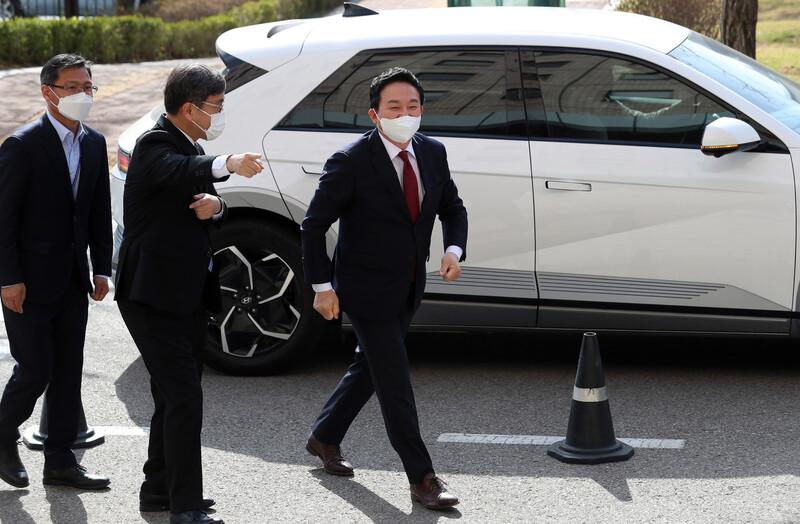 원희룡 국토교통부 장관 후보자가 11일 오전 정부과천청사 2동에 마련된 청문회 준비 사무실로 출근하고 있다. 과천/공동취재사진