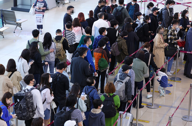 29일 오전 서울 김포공항 국내선 탑승장이 탑승객들로 붐비고 있다. 연합뉴스