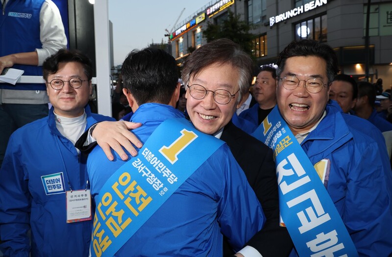 이재명 더불어민주당 대표(왼쪽 세번째)가 지난 9일 서울 강서구 발산역 인근에서 진교훈 강서구청장 보궐선거 후보 지원 유세 중 의원들과 인사하고 있다. 김봉규 선임기자 bong9@hani.co.kr