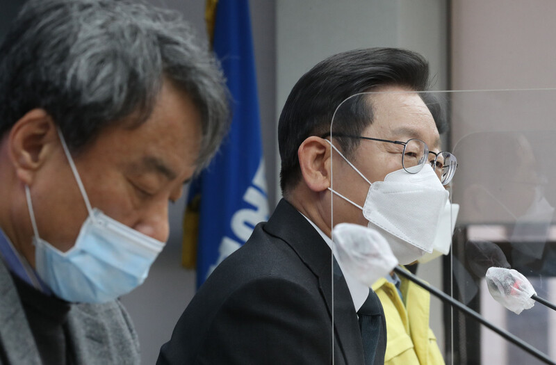 더불어민주당 이재명 대선 후보가 17일 오전 서울 여의도 중앙당사에서 열린 코로나19 위기대응 특별위원회 1차 회의에서 발언하고 있다. 연합뉴스 더불어민주당 이재명 대선 후보가 17일 오전 서울 여의도 중앙당사에서 열린 코로나19 위기대응 특별위원회 1차 회의에서 발언하고 있다. 연합뉴스