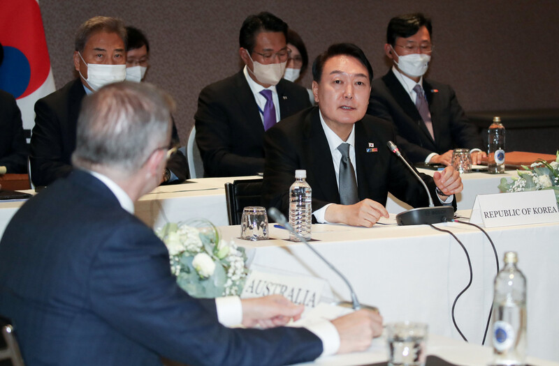 북대서양조약기구(NATO·나토) 정상회의 참석을 위해 스페인을 방문한 윤석열 대통령이 29일(현지시각) 마드리드 시내 한 호텔에서 열린 아시아 태평양 파트너 4개국(한국·일본·호주·뉴질랜드) 정상 회동에 참석해 발언하고 있다. 연합뉴스