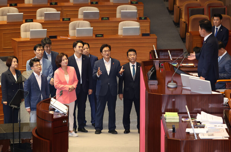 지난달 21일 국회에서 열린 본회의에서 야당 의원들이 ‘노란봉투법’ 상정을 요구하며 김진표 국회의장에게 항의하고 있다. 연합뉴스