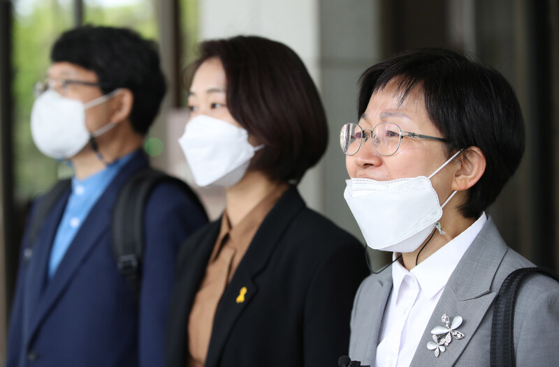 오병윤·김재연·김미희 옛 통합진보당 전 의원들이 29일 서초동 대법원 법정 앞에서 입장을 밝히고 있다. <연합뉴스>