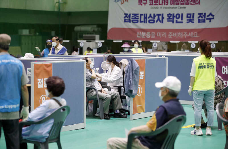 지난 14일 오전 광주 북구의 화이자 코로나19 백신 예방접종센터에서 의료진들이 75살 이상 고령층에 백신 접종을 하고 있다. 연합뉴스