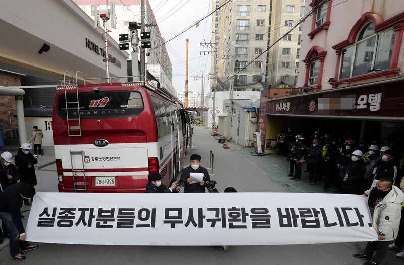 광주 서구 화정동 아이파크 비상대책위원회 회원들이 지난 17일 오후 붕괴사고 현장에서 정몽규 회장의 진정성 없는 사과와 사퇴를 규탄하는 성명서를 발표하고 있다. 광주/김명진 기자 littleprince@hani.co.kr