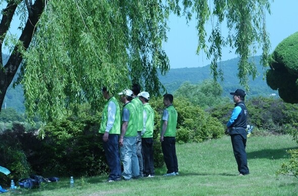 발레오 직원들이 2011년 6월3일 오후 경북 경주의 한 잔디구장에서 ‘화랑대 교육’을 받고 있다. &lt;한겨레&gt; 자료 사진