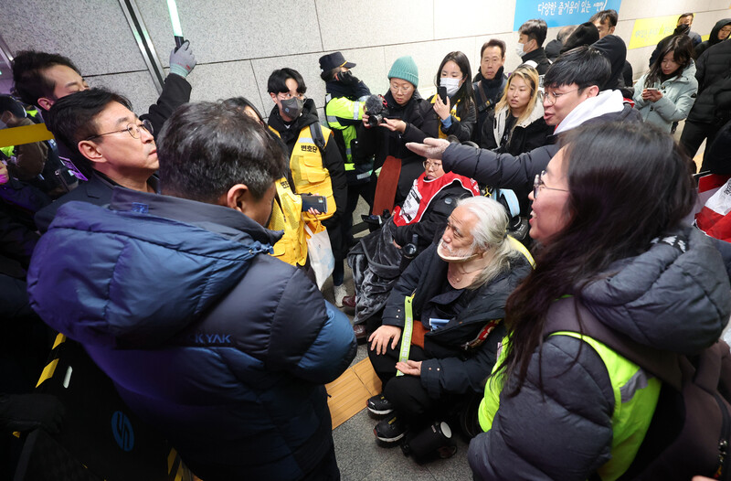 박경석 전국장애인차별철폐연대 대표가 지난달 30일 오후 서울 시청역으로 다시 들어가려다 제지당하자 항의하고 있다. 박 대표는 이날 시청역 승강장에서 ‘서울시 권리중심일자리 연계사업 폐지 규탄 전국결의대회’를 열 예정이었으나 퇴거 요청을 받았다. 연합뉴스