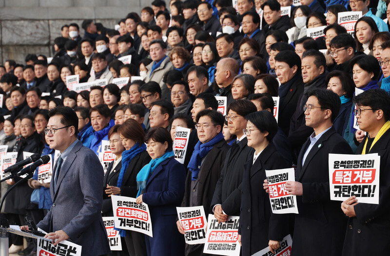 지난 5일 국회 본청 앞에서 더불어민주당과 정의당, 진보당과 기본소득당 등 야 4당이 연 ‘김건희·50억 클럽 특검 거부 규탄대회’에서 홍익표 민주당 원내대표가 발언을 하고 있다. 연합뉴스