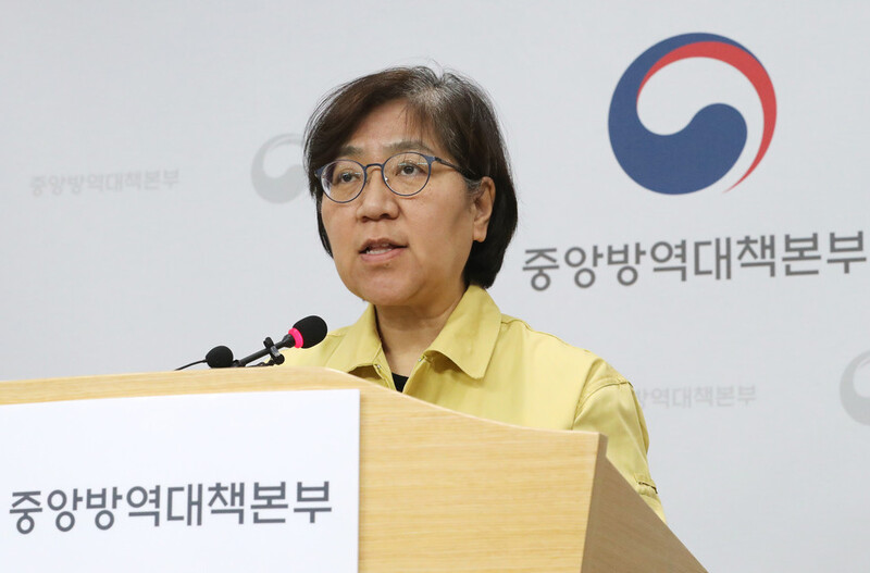 정은경 중앙방역대책본부장(질병관리본부장)이 지난 2월21일 오후 충북 청주시 질병관리본부에서 신종 코로나바이러스 감염증 국내 발생현황 및 확진환자 중간조사 결과 등 정례브리핑을 하는 모습. 연합뉴스 정은경 중앙방역대책본부장(질병관리본부장)이 지난 2월21일 오후 충북 청주시 질병관리본부에서 신종 코로나바이러스 감염증 국내 발생현황 및 확진환자 중간조사 결과 등 정례브리핑을 하는 모습. 연합뉴스