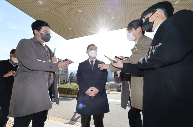 박범계 법무부 장관이 28일 오전 정부과천청사 출근길 기자들 질문에 답하고 있다. 연합뉴스