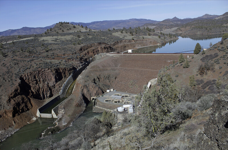 미국 역대 최대의 댐 철거 프로젝트가 곧 첫 삽을 뜨게 됐다. 캘리포니아주 혼브룩의 클래머스강 하류에 있는 아이언게이트댐. 혼브룩/AP 연합뉴스