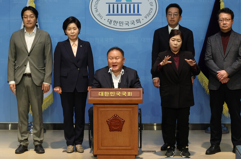 이상민 더불어민주당 의원(가운데)이 7일 국회에서 위성정당을 막을 공직선거법 개정 촉구 기자회견을 하고 있다. 왼쪽부터 조성주 세번째권력 공동위원장, 양향자 한국의희망 대표, 금태섭 새로운선택 창당준비위 대표, 정태근 정치혁신포럼 공동대표. 연합뉴스