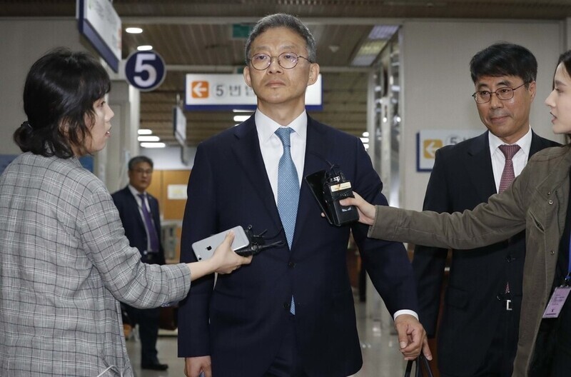 서지현 검사에 대한 인사 보복(직권남용) 혐의로 기소된 안태근 전 검사장이 2018년 5월 서울 서초구 서울중앙지법에서 열린 첫 공판에 출석하기 위해 법정으로 향하고 있다. 박종식 기자 anaki@hani.co.kr