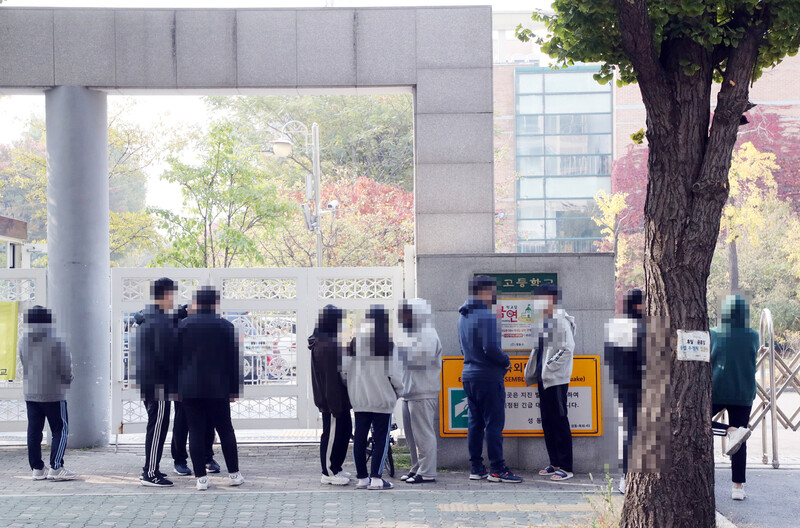 3학년 학생 한명이 코로나19 확진 판정을 받은 서울 성동구 성수고등학교에 학생들 전수검사를 위해 지난 27일 임시 선별진료소가 차려졌다. 학생들이 검사를 받기위해 학교 앞에서 대기하고 있다. 연합뉴스