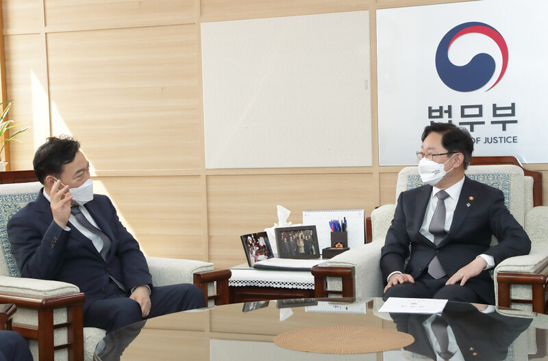 박범계 법무부장관(오른쪽)과 김오수 신임 검찰총장 2일 정부과천청사 법무부에서 첫 상견례를 가졌다. 법무부 제공