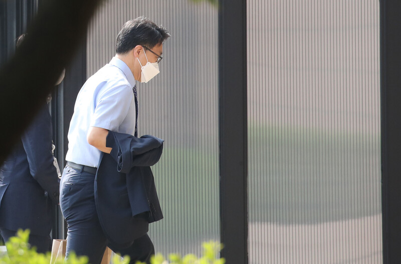 김진욱 고위공직자범죄수사처장이 12일 오전 정부과천청사로 출근하고 있다. 연합뉴스