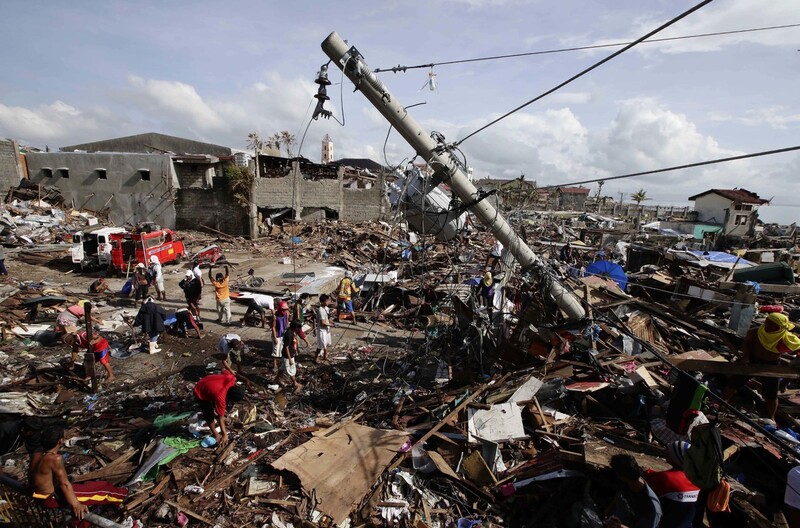 태풍 생존자들과 자원봉사자들이 2013년 11월26일 화요일 필리핀 중부 레이테 지방의 타클로반 시에서 대규모 대청소를 계속하고 있다. 기록상 가장 강력한 폭풍 중 하나인 태풍 하이옌이 11월8일 동부 해안을 강타하여 광범위한 파괴를 남겼다. AP/연합뉴스