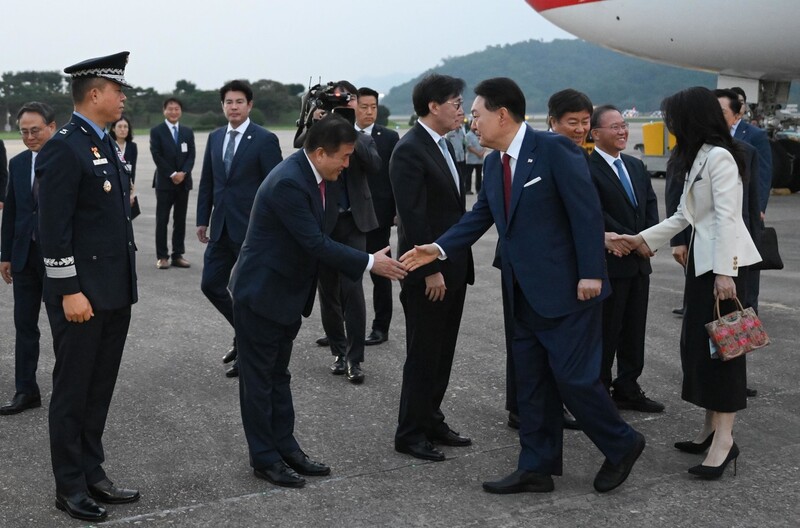 아세안(동남아시아국가연합) 관련 회의, 주요 20개국(G20) 정상회의 일정을 마친 윤석열 대통령과 부인 김건희 여사가 11일 오전 경기 성남시 서울공항을 통해 귀국해 영접을 나온 이진복 대통령실 정무수석(왼쪽 둘째) 등과 인사를 나누고 있다. 대통령실사진기자단