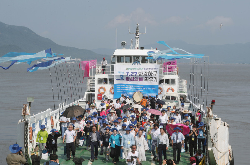 지난 2018년 7월27일 인천 강화군 외포리 포구에서 ‘한강하구 평화의 배 띄우기’ 행사가 진행되고 있다. 신소영 기자